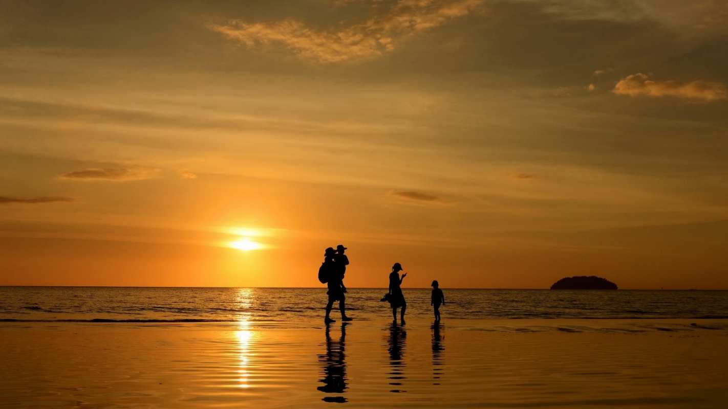 Открытка семья гуляет по пляжу  с днем семьи   отбасы күні құтты болсын 